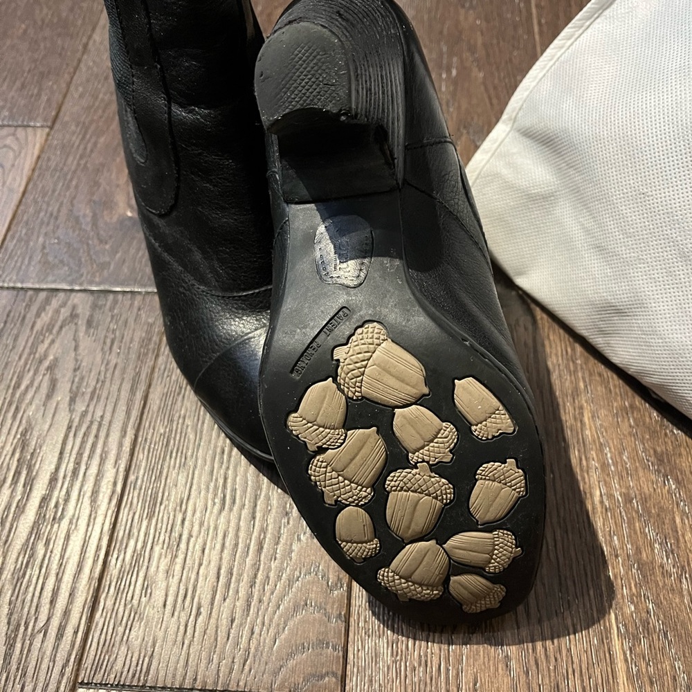 Elegant Born black leather booties size 7.5 bought from health quest for 245